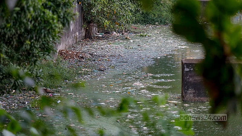 Garbage piled up in the Hatirjheel water at Kunipara in Tejgaon is rotting, filling the air with a foul stench. Photo: Mahmud Zaman Ovi