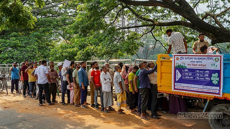 People from different professions queue outside a TCB truck at Baridhara’s Felani Avenue on Wednesday, May 13, 2026, to buy essential goods at lower prices. Photo: Md. Tanjinur Rahman Bhuiyan