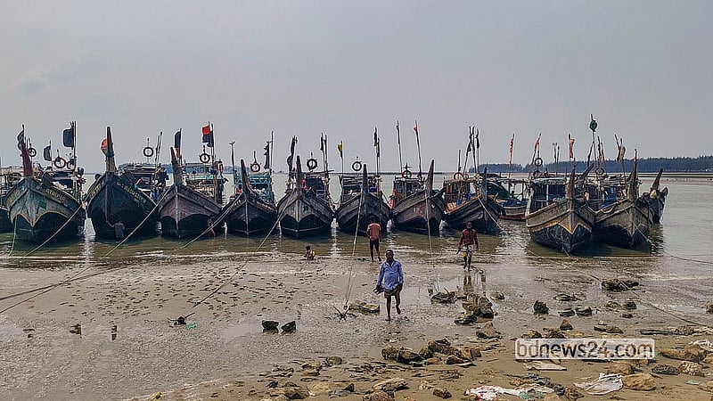 Trawlers have been anchored at Shah Porir Dwip in Cox’s Bazar’s Teknaf even before the fishing ban took effect. The trawlers will wait in rows until the 58-day ban ends. Photo: Jashim Mahmud