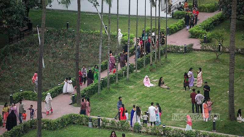 Crowds fill the grounds of the Rose Garden on KM Das Lane in Old Dhaka's Tikatuli. Photo: Abdullah Al Momin