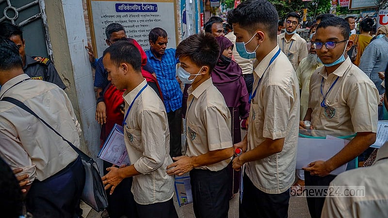 Students enter Siddeshwari Girls’ College centre on the first day of the HSC exams on Thursday, Jun 26, 2025. With COVID cases rising across the country, many candidates were seen wearing masks. Photo: Mahmud Zaman Ovi