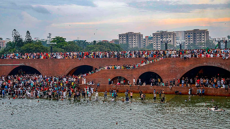 Hundreds also descended to the lake adjacent to the parliament that day. Photo: Mahmud Zaman Ovi