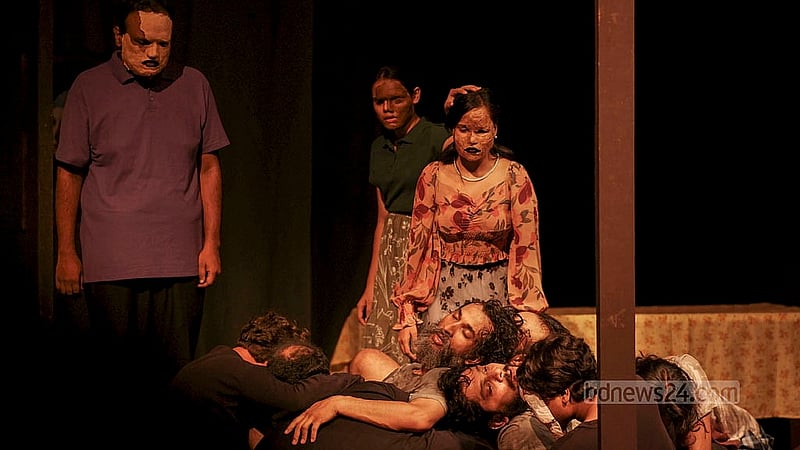 A scene from the play ‘Rupantor,’ staged by the 46th batch of Prachyanat School of Acting and Design, at the Neelima Ibrahim Auditorium of the Bangladesh Mohila Samity in Dhaka’s Bailey Road. Photo: TanushreeBiswas