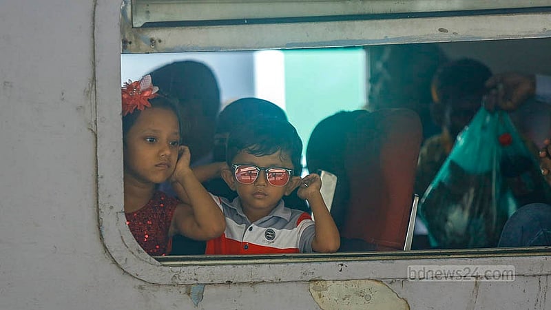 Two children waiting at Dhaka’s Kamalapur Railway Station for their train to depart. They left Dhaka to celebrate Eid-ul-Azha on Monday, Jun 2, 2025. Photo: Mahmud Zaman Ovi