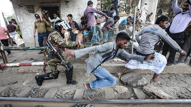 Drivers of battery-run rickshaws demonstrate by blocking the Mohakhali Rail Crossing on Thursday, Nov 21, 2024. At the time, army personnel charged batons at the protesters to restore order on the streets.