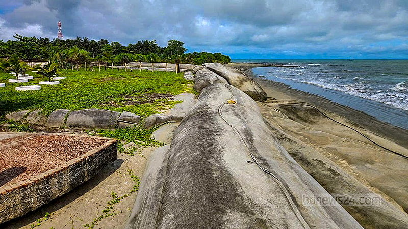 সমুদ্রের ঢেউ থেকে সেন্টমার্টিন দ্বীপকে বাঁচাতে সৈকতে ফেলা হয়েছে বালুভর্তি জিআই বস্তা।