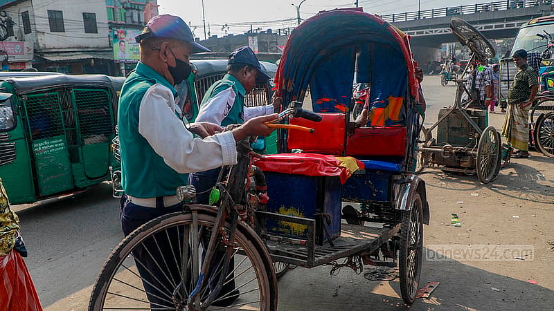 Police seized battery-powered rickshaws and overturned them by the roadside in Dhaka’s Postogola on Thursday afternoon. Photo: Mahmud Zaman Ovi