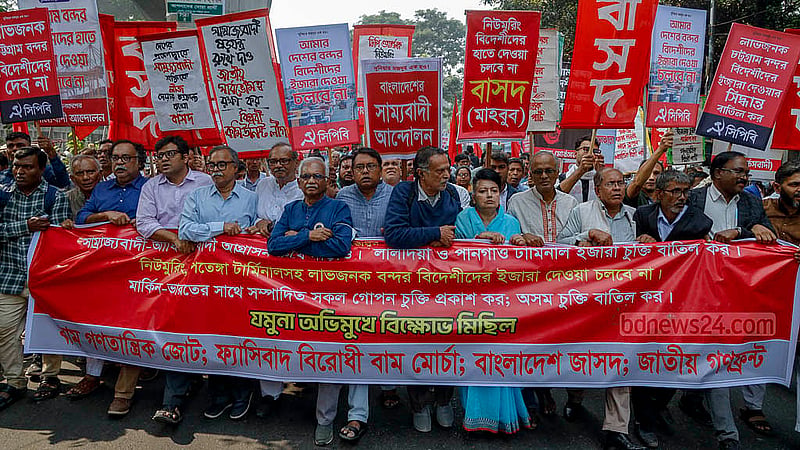 After the rally, the Left Democratic Alliance began a protest march from the National Press Club towards the chief advisor’s residence, demonstrating against the decision to hand port operations to foreign operators. Photo: Mahmud Zaman Ovi