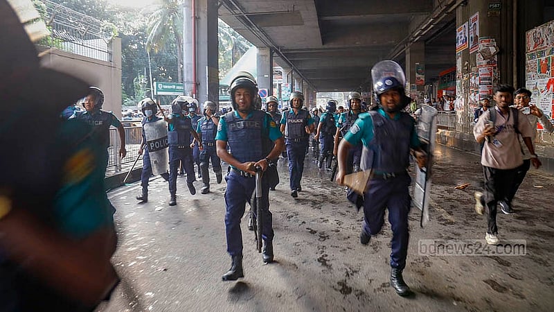 Police removed non-MPO teachers from their sit-in outside the National Press Club in Dhaka on Sunday, Nov 9, 2025. Photo: Mahmud Zaman Ovi