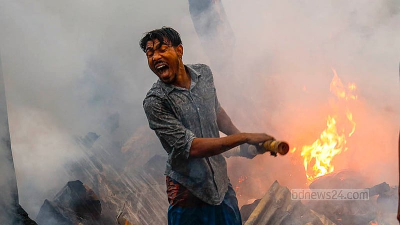 A local man tries to control the flames that erupted at Korail slum in Dhaka on Wednesday, Dec 18, 2024. Photo: Mahmud Zaman Ovi