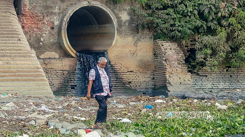 Industrial waste is being released directly into the Buriganga at Dhaleshwar Godaraghat in Shyampur, spreading a strong stench in the surrounding area. Photo: Abdullah Al Momin