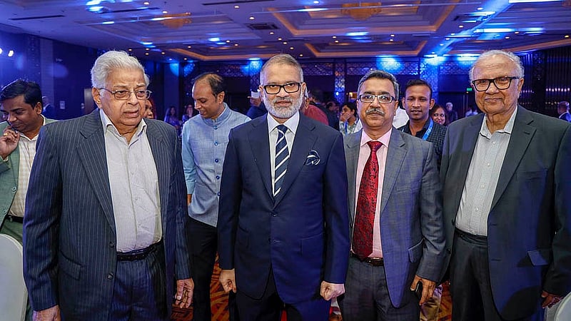 Former chief election commissioner ATM Shamsul Huda, Dhaka Stock Exchange Director Minhaz Mannan and cultural activist Ramendu Majumdar meet Chief Editor Toufique Imrose Khalidi at the event to mark the 18th anniversary of bdnews24.com.