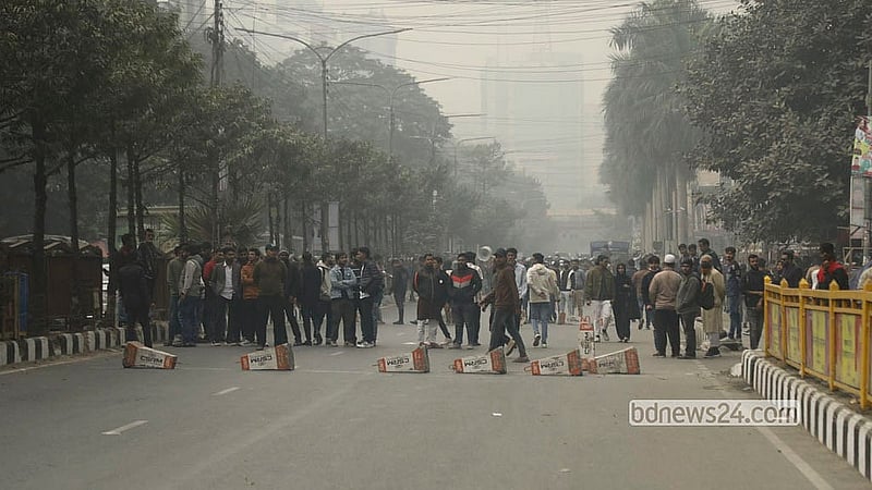 Mobile phone traders block Panthapath road outside Bashundhara City Shopping Complex on Sunday morning, Jan 04, 2026, demanding cancellation of NEIR. Photo: Abdullah al Momin