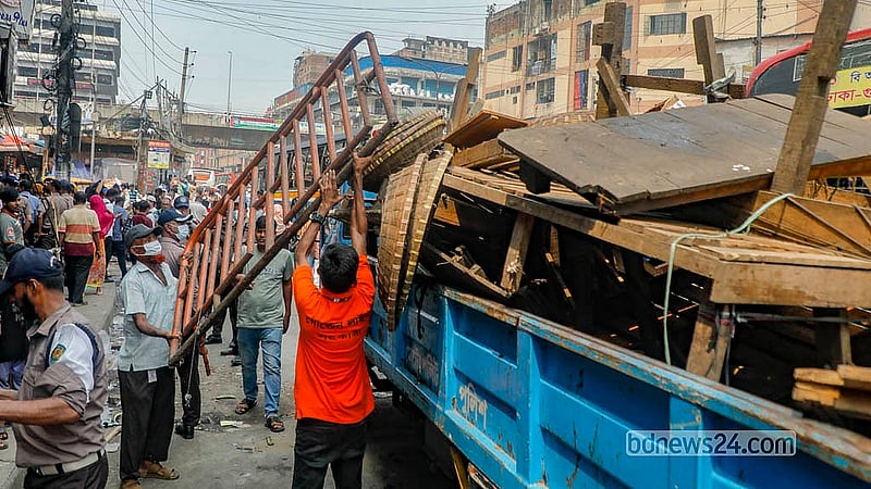 Seized items from illegal pavement shops being loaded onto a police truck on North South Road on Thursday, Apr 2, 2026. Photo: Abdullah al Momin
