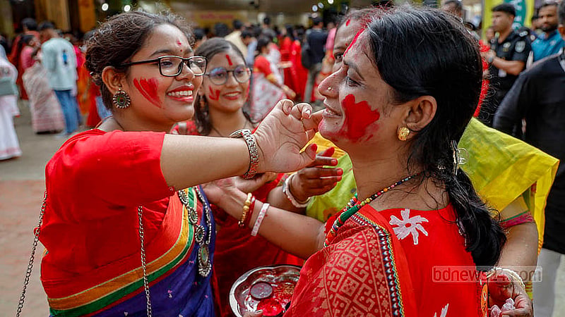 After the Darpan Bisarjan ritual, preparations begin to bid farewell to the Goddess Durga with oil, vermillion, and palm sugar as per tradition at Dhaka’s Dhakeshwari Temple. Photo: Mahmud Zaman Ovi