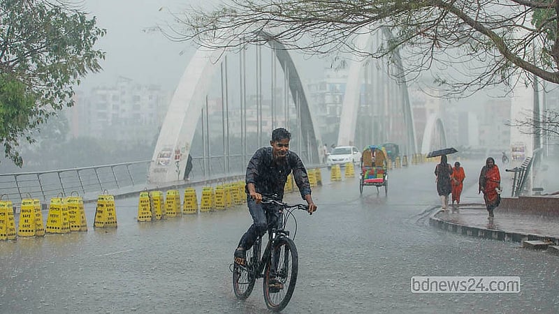 Many people face difficulties in the first rain of the season in Dhaka’s Hatirjheel on Monday, Mar 2, 2026. Photo: Abdullah Al Momin