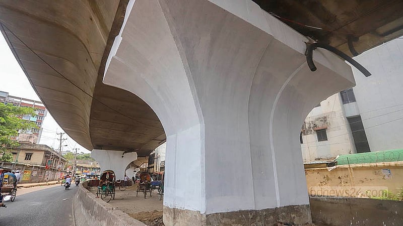 After the posters and leaflets are peeled off, pillars at Jatrabari-Gulistan Flyover are being painted. The photo is taken at Tikatuli. Photo: Abdullah Al Momin