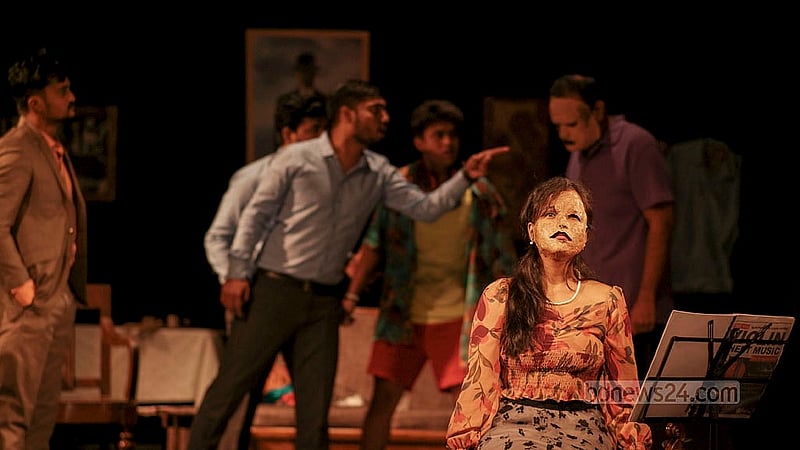 A scene from the play ‘Rupantor,’ staged by the 46th batch of Prachyanat School of Acting and Design, at the Neelima Ibrahim Auditorium of the Bangladesh Mohila Samity in Dhaka’s Bailey Road. Photo: TanushreeBiswas