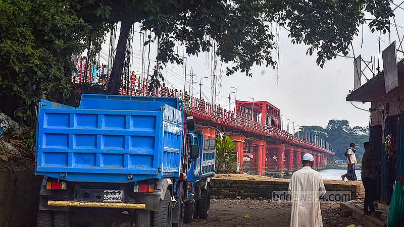 Chattogram’s century-old rail-cum-road Kalurghat Bridge reopened for traffic on Sunday, Oct 27, 2024, after being closed for 14 months for renovation work. Photo: Suman Babu