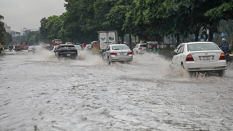 Prolonged rain since morning left Dhaka’s Manik Mia Avenue completely submerged on Monday, Sept 22, 2025. Photo: Mahmud Zaman Ovi