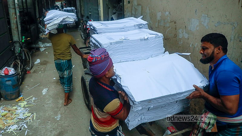 As December nears, the rush to print calendars for the new year begins. Cartloads of paper are brought in from Old Dhaka’s Nayabazar to make calendars. Photo: Abdullah Al Momin