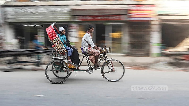 Drivers are not complying with the High Court's order to stop the operation of battery-run rickshaws in the Dhaka metropolitan area. The rickshaws were plying on the road in Dhaka’s Jatrabari on Wednesday, Nov 20, 2024. Photo: Abdullah al Momin