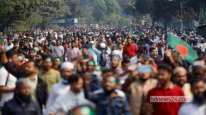 Crowds stream towards the parliament building to attend the funeral of Sharif Osman bin Hadi, convenor of Inqilab Moncho. Photo: Mahmud Zaman Ovi