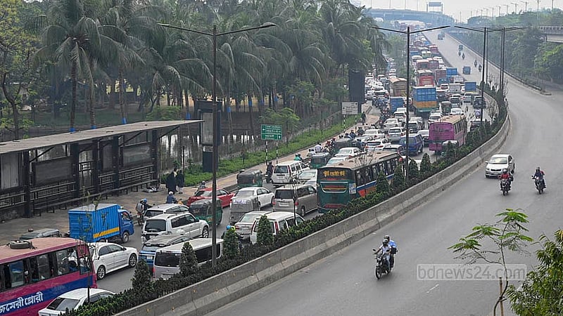 Traffic on the Airport Road came to a standstill on Monday, Mar 10, 2025, as garment workers blocked the road at Chairman Bari U-turn in Banani following the death of a female colleague in a road accident. Photo: Abdullah al Momin
