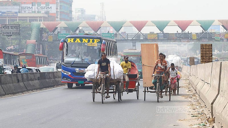 A battery-run rickshaw drives down the high-speed lane of the Dhaka-Chattogram highway instead of using the service lane at Dhaka’s Shonir Akhra. Photo: Abdullah Al Momin