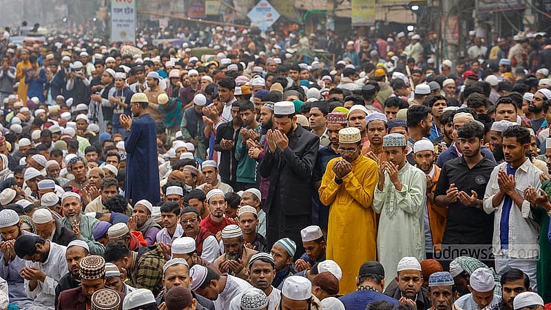 Hundreds of thousands of muslim devotees arrive at Tongi to take part in the Akheri Munajat of the first phase of Biswa Ijtema on Sunday, Feb 2, 2025. Photo: Mahmud Zaman Ovi