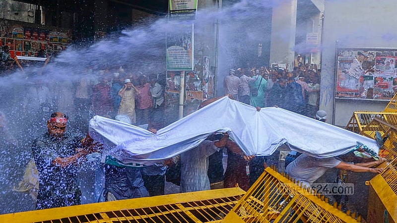 Police used water cannon on teachers marching towards the Secretariat on Sunday, Nov 9, 2025, to press for MPO inclusion. Protesters continued shouting their demands amid the water jets. Photo: Mahmud Zaman Ovi