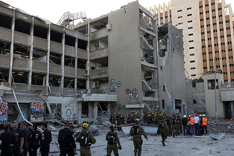 Emergency personnel work at an impact site following Iran's missile strike on Israel, amid the Iran-Israel conflict, in Haifa, Israel, June 20, 2025. Photo: Reuters