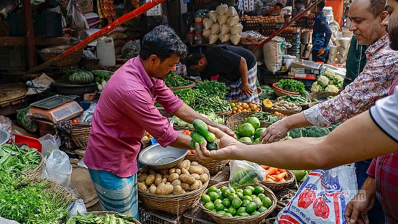 Buyers at Dhaka’s Hatirpool market on Thursday, Feb 19, 2026, said the prices of almost all vegetables were high on the first day of Ramadan. Photo: Mahmud Zaman Ovi