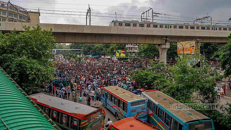Students and jobseekers demonstrate blocking Shahbagh intersection in Dhaka on Wednesday, Jul 3, 2024, demanding reinstatement of a circular abolishing quotas in government jobs. Photo: Mahmud Zaman Ovi