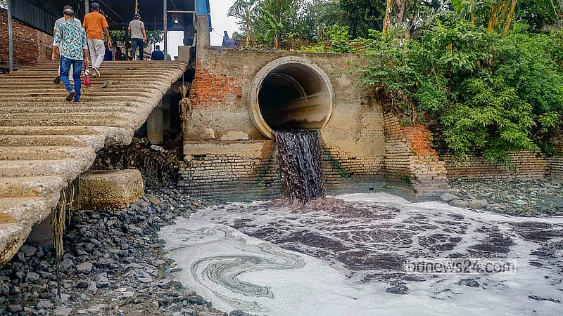 In Dholeshwar Gudaraghat of Dhaka's Shyampur, factory waste is discharged directly into the Buriganga River, causing pollution and spreading a foul smell.  Photo: Abdullah Al Momin