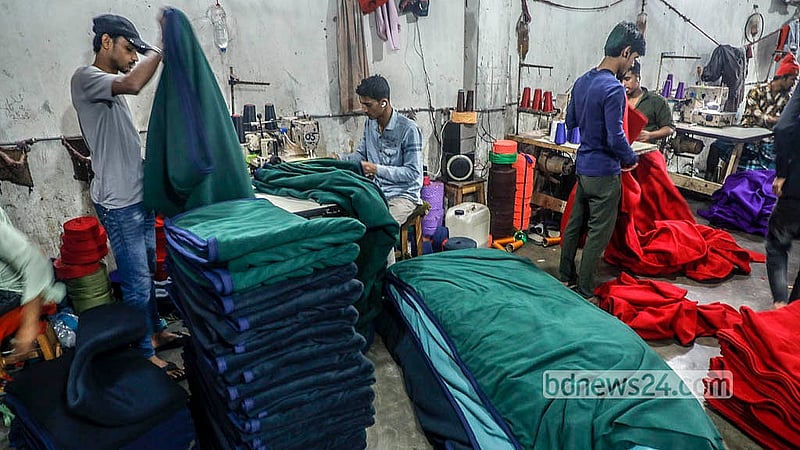 Craftsmen make blankets at a factory in Mitali Market at Siddhirganj’s Signboard. Photo: Abdullah Al Momin