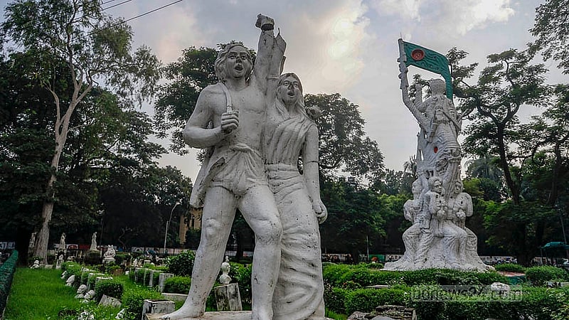 ঢাকা বিশ্ববিদ্যালয়ের ফুলার রোডে ‘স্বাধীনতা সংগ্রাম’ ভাস্কর্যে পড়ে আছে ভাঙা ভাস্কর্য। এক বছরের বেশি সময়েও সেগুলো মেরামত করা হয়নি