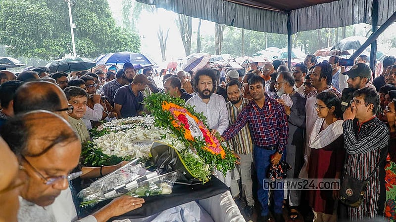 Members of different organisations, institutions, and political parties came to the Central Shaheed Minar premises on Saturday, Oct 11, 2025, to pay their respects to renowned litterateur Syed Manzoorul Islam. Photo: Abdullah Al Momin