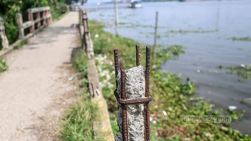 There are also claims that iron rods from the protective barriers of the riverside walkway along the Buriganga River have been removed. Photo taken in Dhaka’s Shyampur Dholeshwar Gudaraghat area by Abdullah al Momin