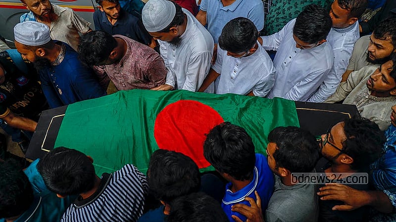 Sarjis Alam, Hasnat Abdullah, and Asif Mahmud carry the coffins of the two protesters at Central Shaheed Minar after the funeral prayers on Sunday, Aug 18, 2024. Photo: Mahmud Zaman Ovi