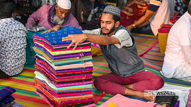 The weekly Jamdani market in Rupganj's Noapara is held every Friday from 6am to 10am. Photo: Mostafigur Rahman