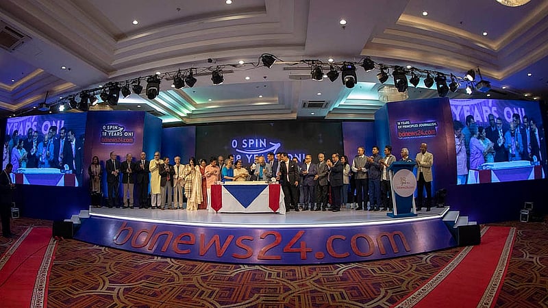 Chief Editor Toufique Imrose Khalidi and veteran journalist Shafik Rehman cut the cake with dignitaries from different sectors at an event to celebrate the 18th anniversary of bdnews24.com on Tuesday, Nov 19, 2024, at the Grand Ballroom of the Radisson Blu Dhaka Water Garden.