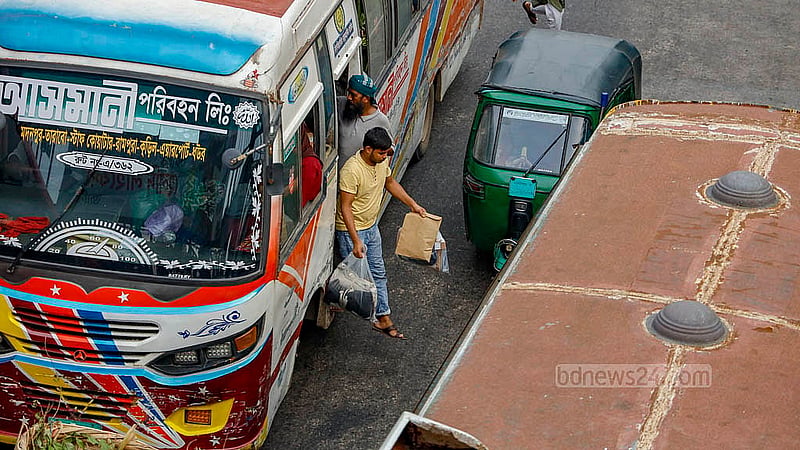 Passengers are forced to get off a moving bus in the middle of the street as the driver does not want to let other buses overtake him. Photo: Mahmud Zaman Ovi