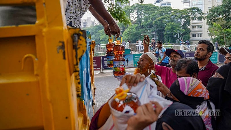 People from different walks of life buy low-priced essential goods from a TCB truck at Felani Avenue on Wednesday, May 13, 2026. Photo: Md. Tanjinur Rahman Bhuiyan