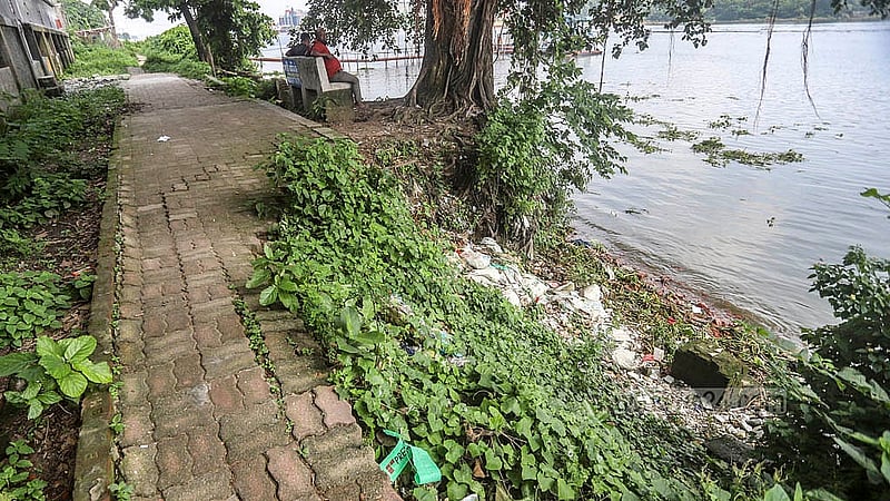 The walkway built along the Buriganga River has now become risky for pedestrians. Photo: Abdullah al Momin