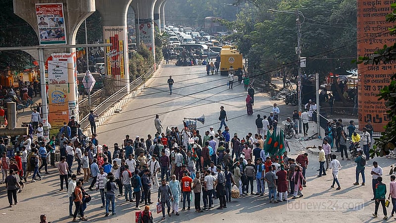 Members Chhatra Shakti block the Shahbagh intersection on Monday, Dec 15, 2025, demanding the resignation of the home affairs advisor following the shooting of Inqilab Moncho Convenor Sharif Osman bin Hadi. Photo: Mahmud Zaman Ovi