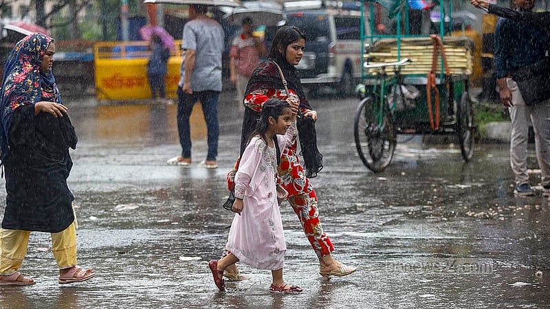 Shahbagh is home to many major hospitals, where children are often seen accompanying their parents. Persistent rain and the blockade on Thursday, Jul 31, 2025, cause severe disruption, with parents struggling to manage their children. Photo: Mahmud Zaman Ovi