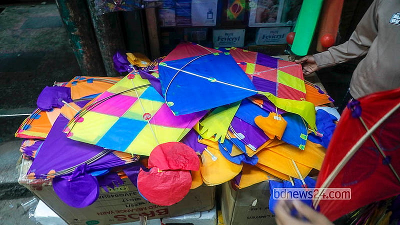 The names of the kites sold at Shankhari Bazaar are also diverse. Some of the kites are called Chokhdar, Kautadar, Pankhiraj, Projapati, Chokkhudar, Eagle, Sadaghuri, Char Boa, Dui Boa, Tekka, Tin Tekka, Maladar, Badur, and Cheel. Photo: Abdullah Al Momin