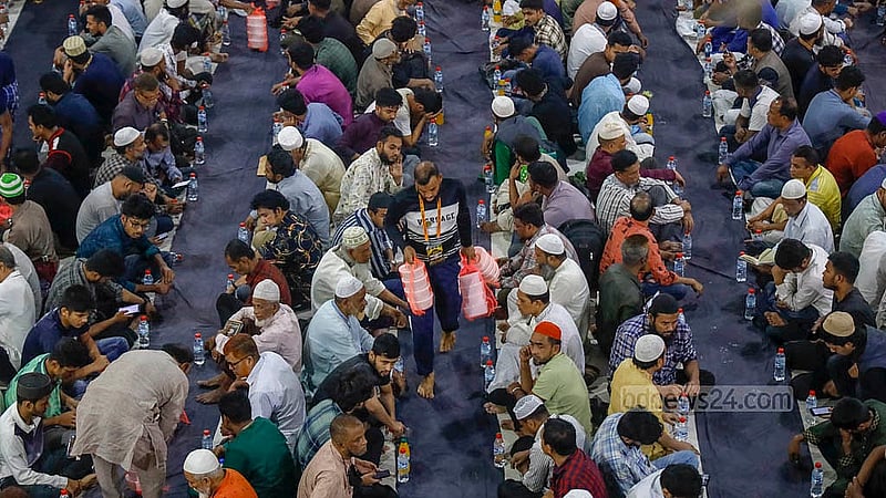 Volunteers distribute Iftar among worshippers at the Baitul Mukarram National Mosque on Monday, Feb 23, 2026. Photo: Mahmud Zaman Ovi