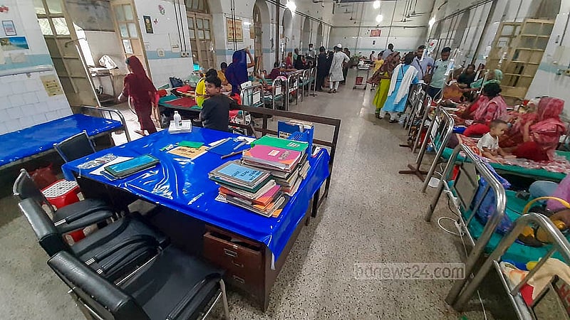 Work stoppage written on a paper placed on the nurses’ table at Ward 206 of Dhaka Medical College Hospital on Tuesday, Oct 8, 2024. Photo: Abdullah al Momin